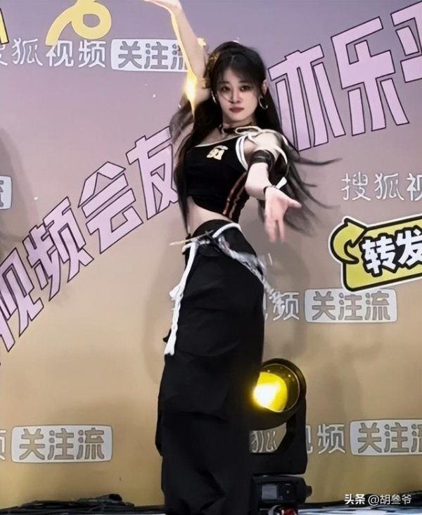 低息配资 72岁赵雅芝41岁王丽坤同框，一个装嫩一个褶多，自然老去太难了