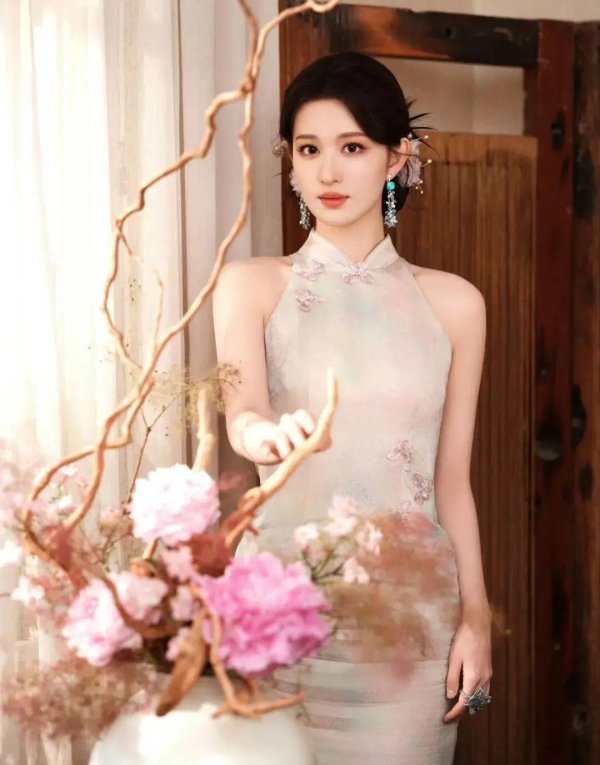 线上股票配资公司 王楚然穿挂脖改良旗袍，尽显温婉灵动之美